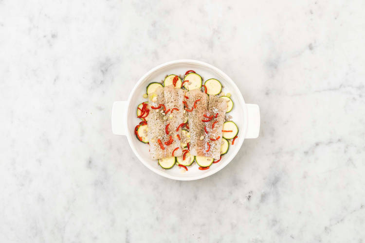 Fisch und Zucchini backen