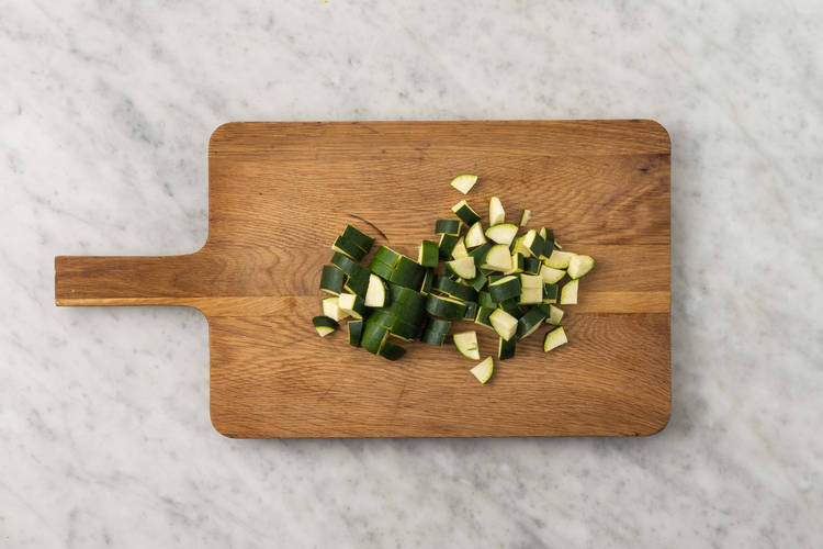 Tagliare le zucchine e le mandorle