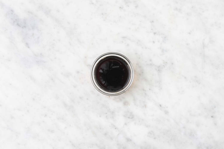 Preparare la salsa e tostare il sesamo