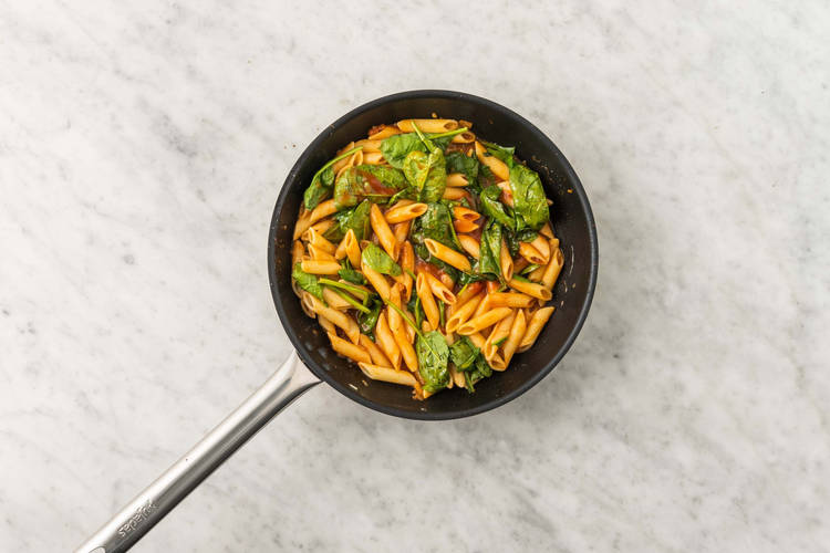 Faire la sauce et faire cuire les épinards