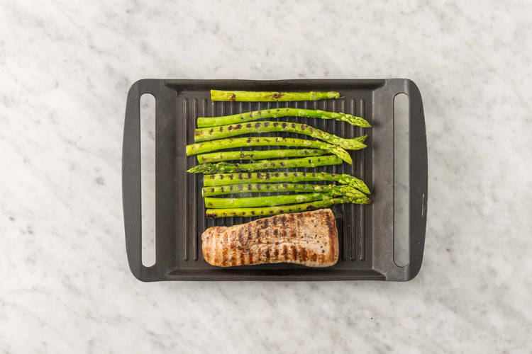 Grill pork and asparagus