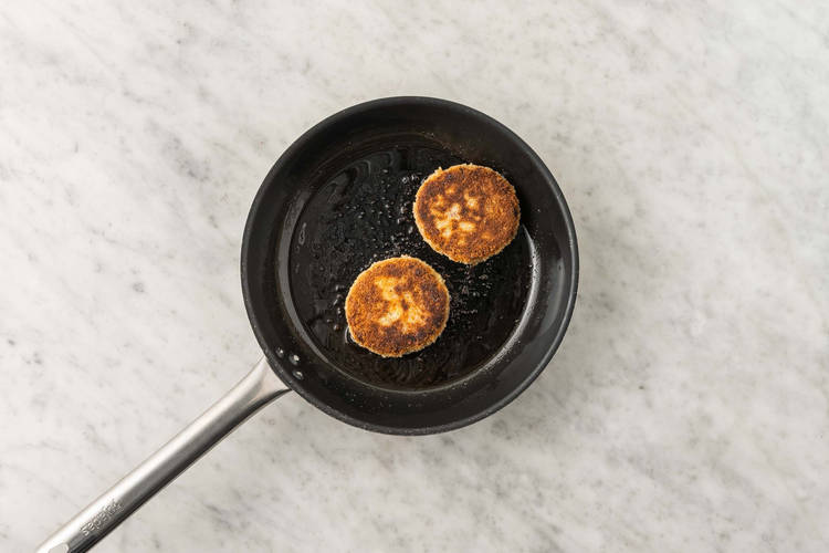 Burger paneren en bakken