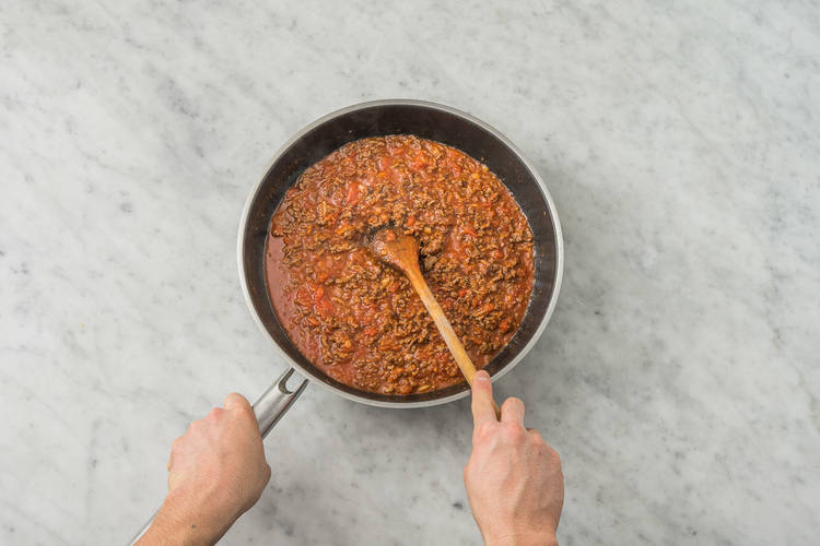 Tillsätt krossade tomater