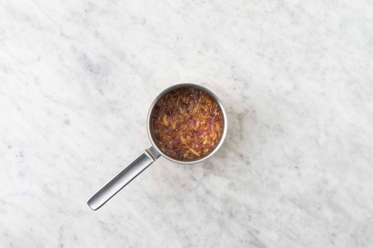 Make apple-apricot chutney