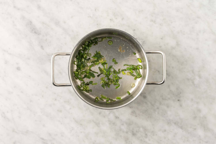 Make ginger-green onion oil