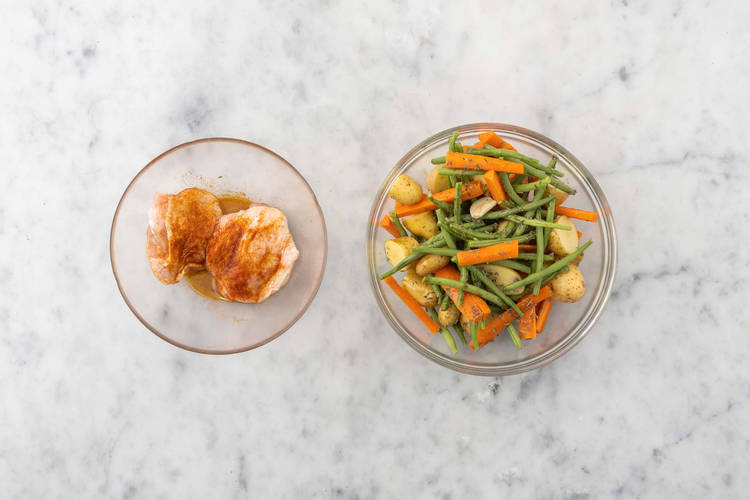 Marinare il pollo e condire le verdure