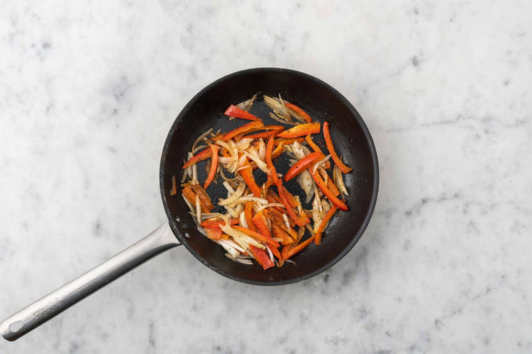 Faire cuire les oignons et les poivrons