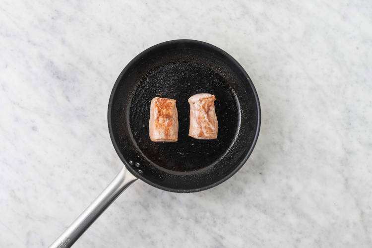 Préparer et saisir le porc