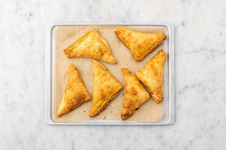 Calzones backen und Salat zubereiten