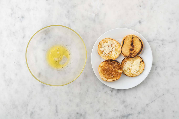 Faire griller les pains et faire la vinaigrette