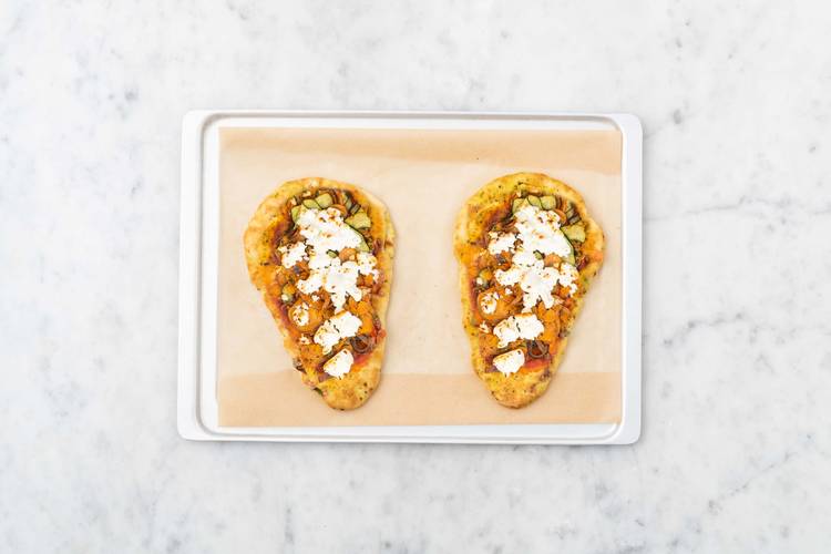 Naanpizza's bereiden