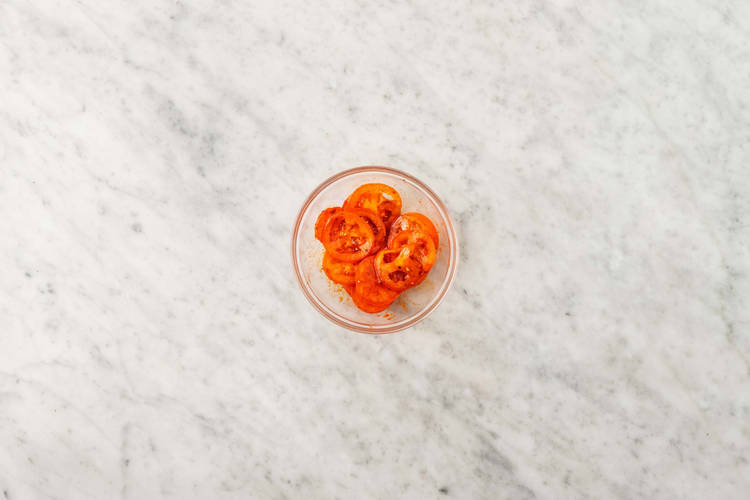 Preparare l'insalata di pomodori