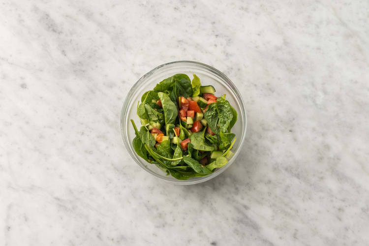 Condire l'insalata e tritare le arachidi