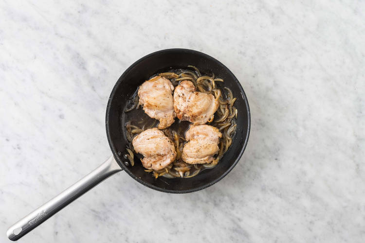 Faire cuire la sauce et terminer le poulet