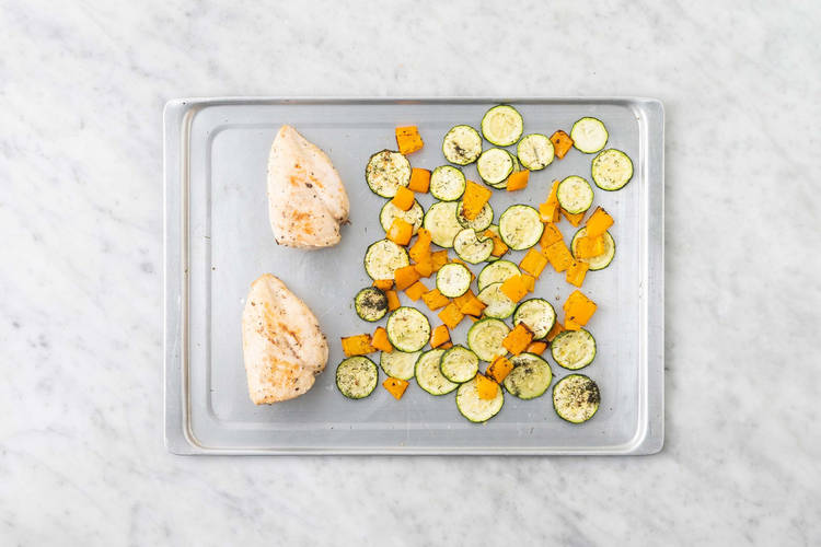 Faire cuire le poulet et terminer les légumes