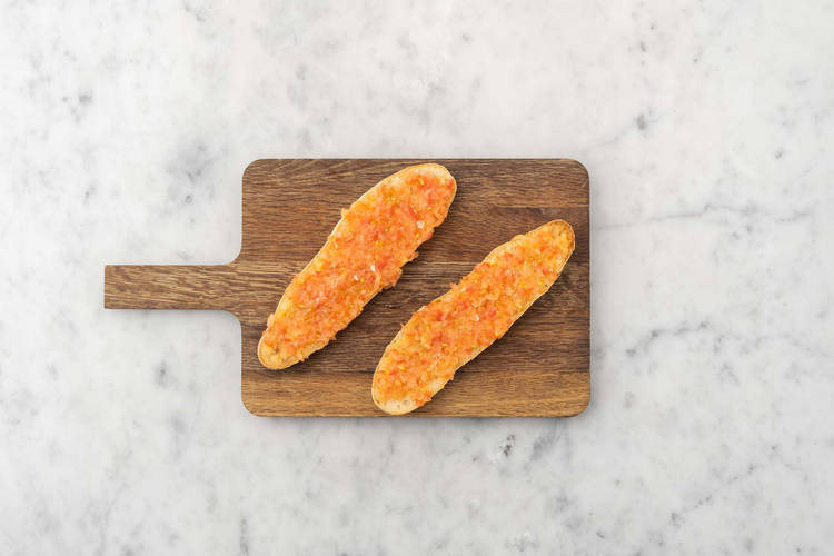 Förbered pan con tomate