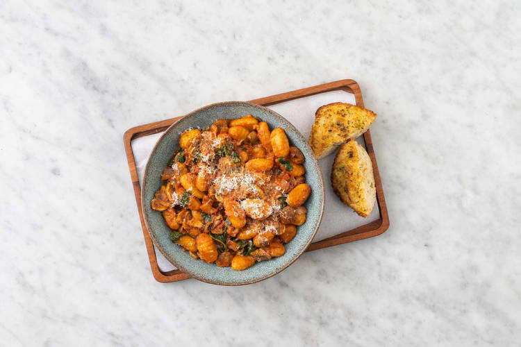 Faire griller le pain à l’ail et servir