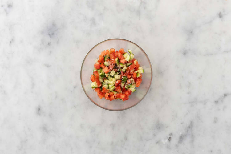 Faire mariner les tomates et les concombres