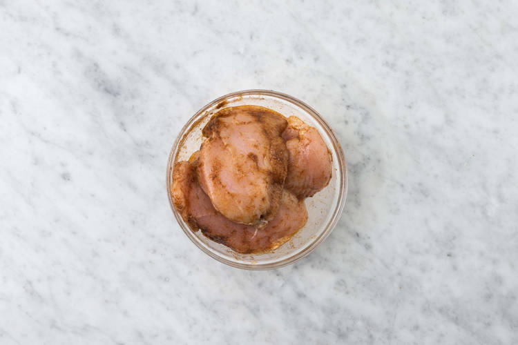 Préparer le poulet et faire griller le maïs