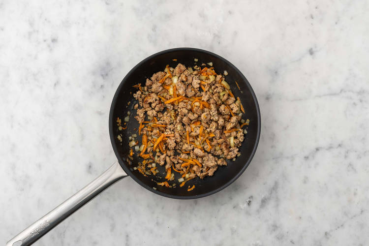 Faire cuire le porc et les légumes