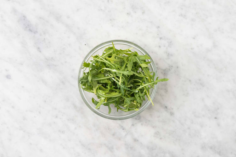 Condire la rucola e tostare i semi di sesamo