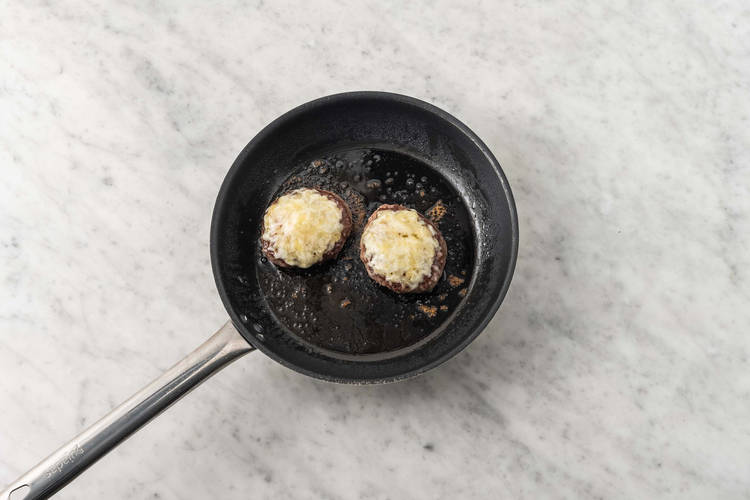 Cuire le burger de veau