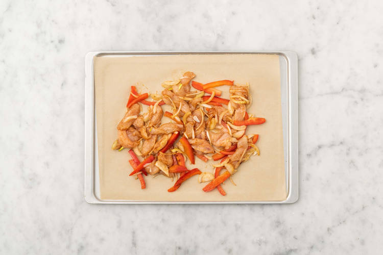 Assaisonner le poulet et les légumes