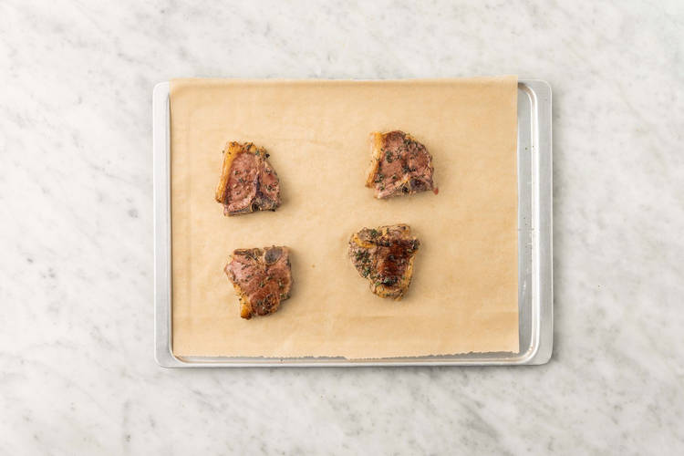 Terminer l’agneau et faire la salade