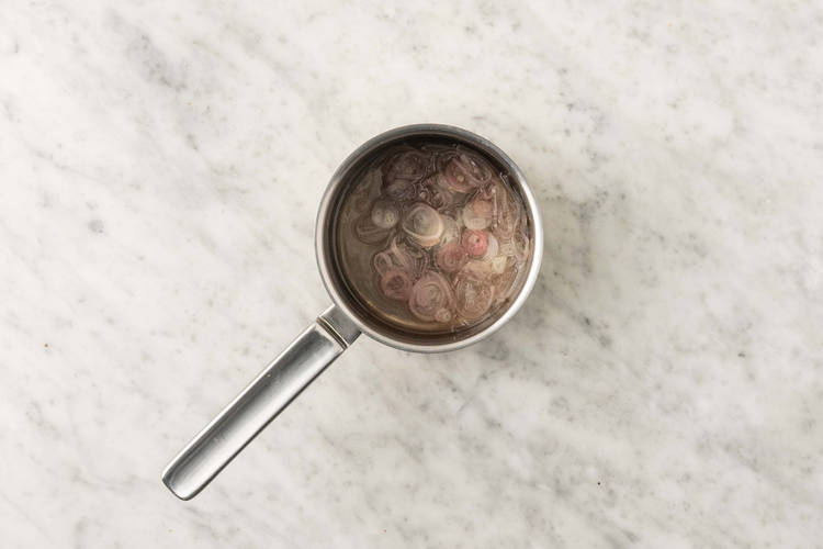 Mariner les échalotes