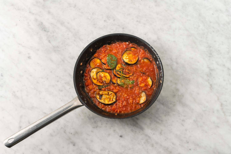 Cuocere il sugo e la pasta