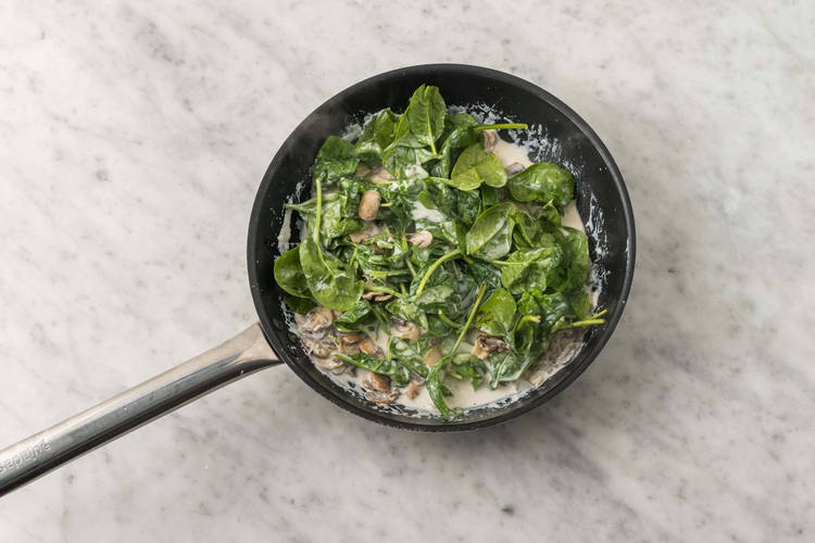 Cuocere la pasta e gli spinaci