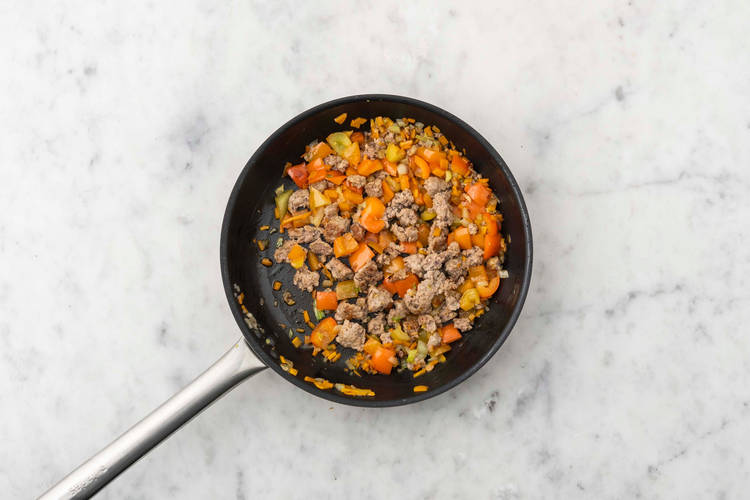 Cuire la saucisse et les poivrons