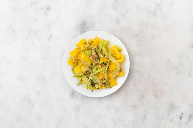 Griller les arachides et cuire les légumes