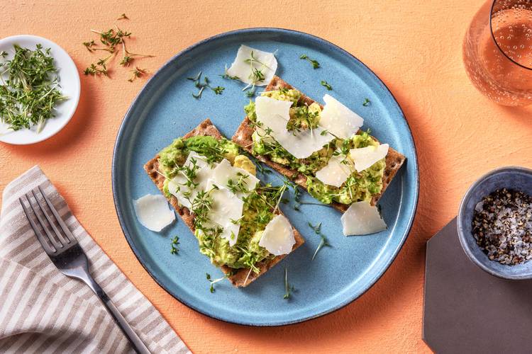 Meergranencrackers met avocado, geitenkaas en tuinkers