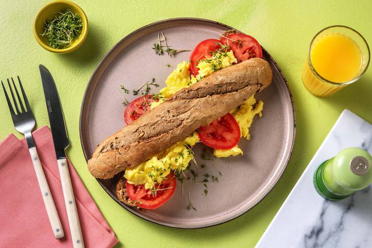 Woutkorn demi-baguette met roerei, tomaat en tuinkers