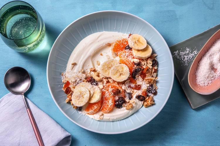 Halfvolle kwark met banaan, mandarijn, kokosrasp en muesli