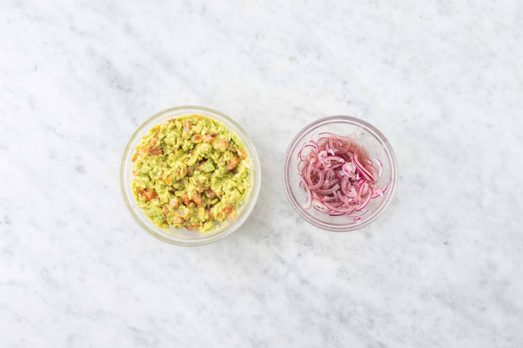 Faire le guacamole et les pickles