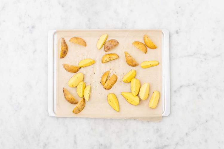 Enfourner les pommes de terre