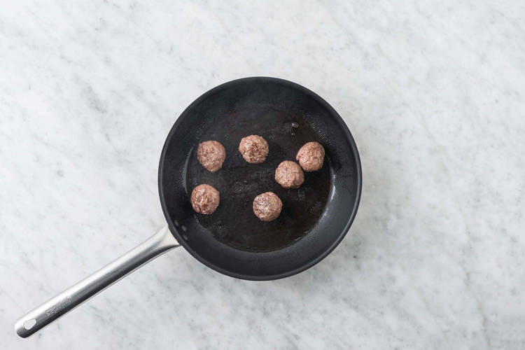 Cuire les boulettes de viande
