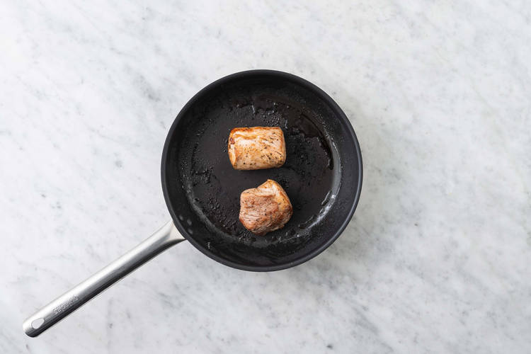 Préparer et saisir le porc