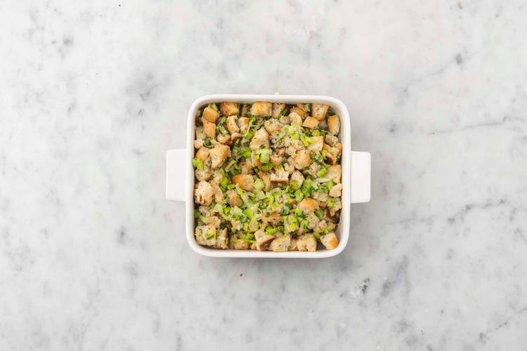 Assembler et cuire la farce