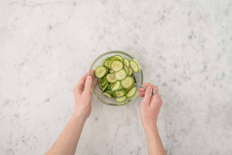 Komkommersalade maken