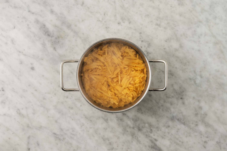 Chili-Nudeln kochen