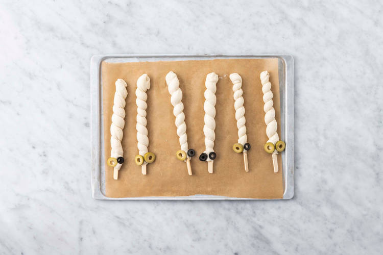 Bake earthworm bread rolls