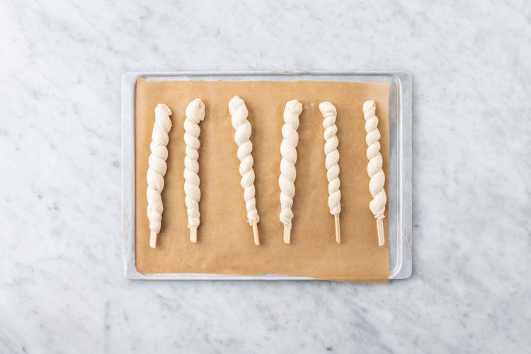 Make earthworm bread rolls