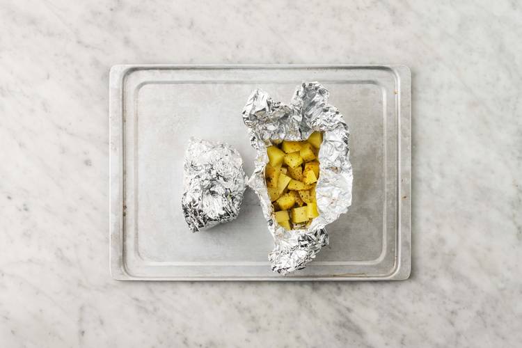 Enfourner les pommes de terre