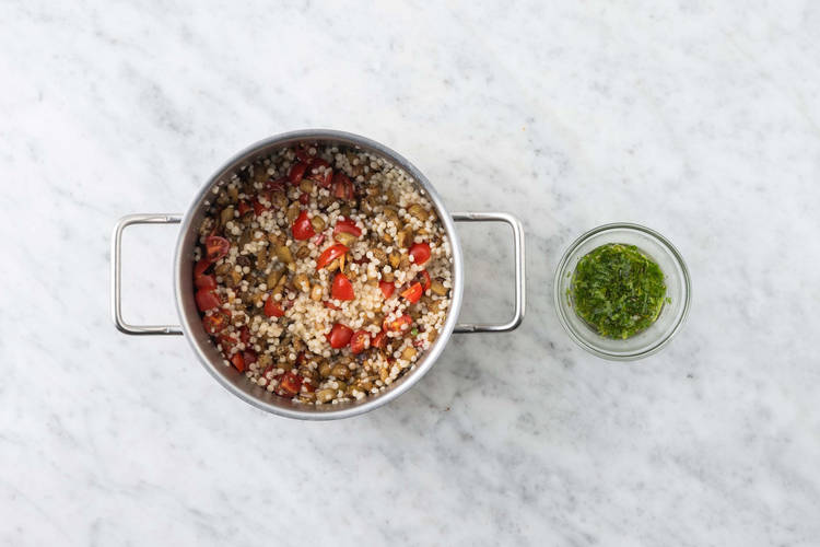 Preparare il chimichurri e condire il couscous