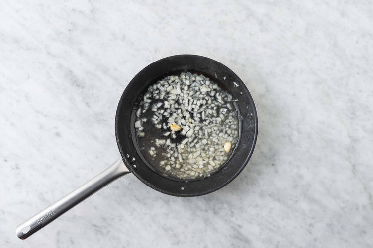 Tostare le mandorle e rosolare il soffritto