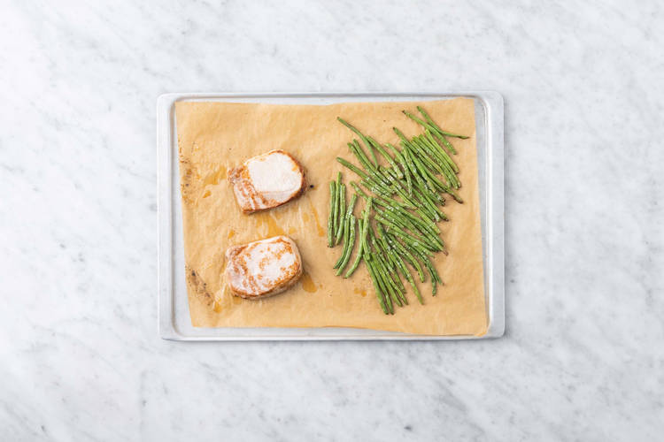 Rôtir les haricots verts et le porc