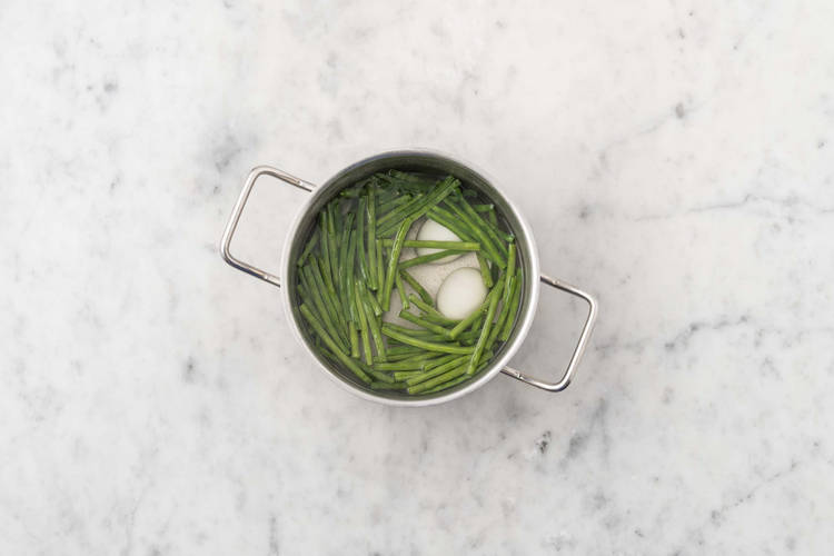 Cuire les œufs et haricots verts